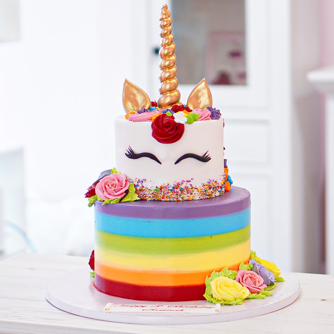 My mom decorates cakes and is too talented for me not to share with the  world 🌈🦄 unicorn cake-whipped cream : r/Baking