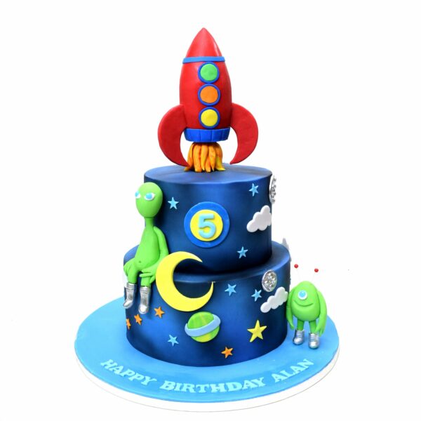 Spaceship and aliens outer space cake