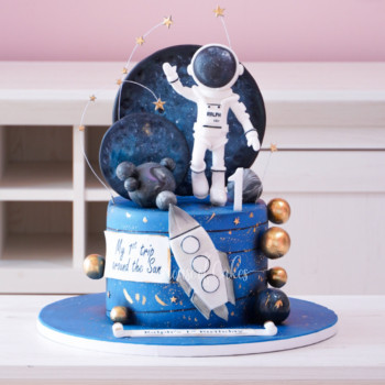 كعكة رائد الفضاء في دبي