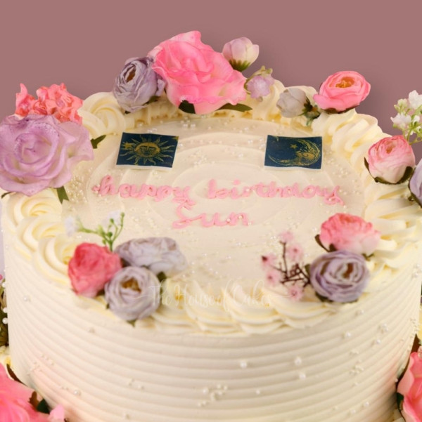 Pretty buttercream cake with flowers