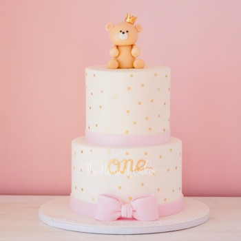 Adorable teddy bear cake