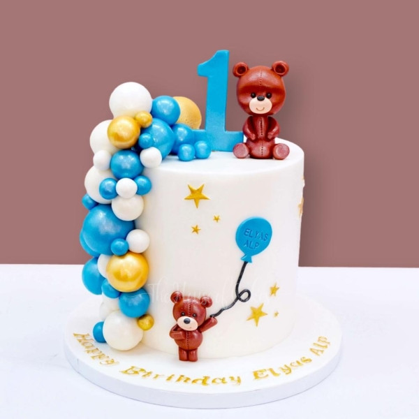 Royal teddy bear cake