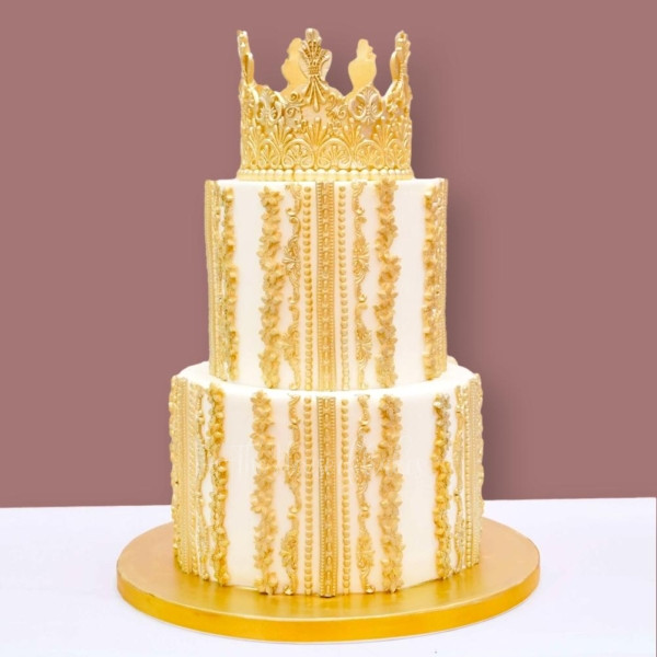 royal white and gold cake with crown